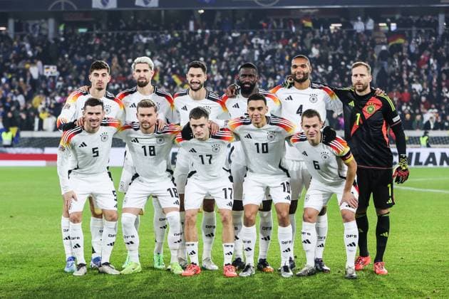 Fussball, UEFA Nations League Saison 2024 2025 Gruppe A3 - 5.Spieltag Deutschland - Bosnien-Herzegowina 16.11.2024, Europa-Park-Stadion Startelf Teamfoto Deutschland Hintere Reihe v.L: Kai Havertz (Deutschland, 7), Robert Andrich (Deutschland, 8), Tim Kleindienst (Deutschland, 9), Antonio Rüdiger (Deutschland, 2), Jonathan Tah (Deutschland, 4), Oliver Baumann (Deutschland, 1) Vordere Reihe v.L: Pascal Groß (Deutschland, 5), Maximilian Mittelstädt (Deutschland, 18), Florian Wirtz (Deutschland, 17), Jamal Musiala (Deutschland, 10), Joshua Kimmich (Deutschland, 6) Freiburg im Breisgau Europa-Park-Stadion Baden-Württemberg Deutschland