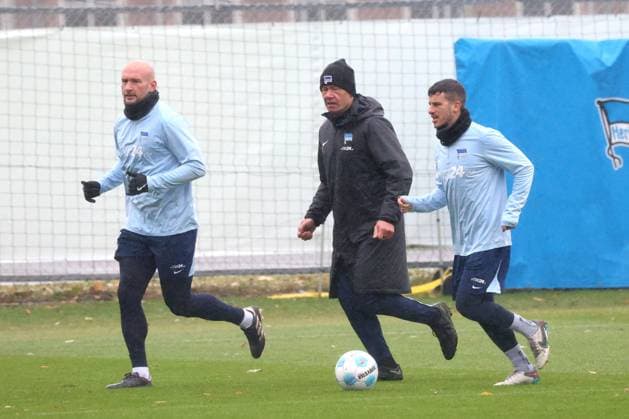 DEU, DFL, 2. FBL Hertha BSC, Training, 19.11.2024, Sportforum, Berlin, DEU, DFL, 2. FBL Hertha BSC, Training, im Bild Toni Leistner (Hertha BSC Berlin 37), Diego Demme (Hertha BSC Berlin 6), Konditionstrainer Hendrik Kuchno (Hertha BSC Berlin) DFL - regulations prohibit any use of Photographs as image sequences and or quasi-video Foto: Juergen Engler nordphoto GmbH