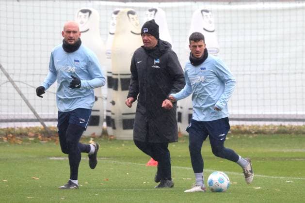 DEU, DFL, 2. FBL Hertha BSC, Training, 19.11.2024, Sportforum, Berlin, DEU, DFL, 2. FBL Hertha BSC, Training, im Bild Toni Leistner (Hertha BSC Berlin 37), Diego Demme (Hertha BSC Berlin 6), Konditionstrainer Hendrik Kuchno (Hertha BSC Berlin) DFL - regulations prohibit any use of Photographs as image sequences and or quasi-video Foto: Juergen Engler nordphoto GmbH