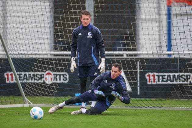 Sport Bilder des Tages 19.11.2024, Fussball, Saison 2024 2025, 2. Bundesliga, Training FC Schalke 04, v. l. Ron-Thorben Hoffmann (FC Schalke 04), Justin Heekeren (FC Schalke 04) Gelsenkirchen NRW Deutschland xRHR-FOTO TRx *** 19 11 2024, Football, Season 2024 2025, 2 Bundesliga, Training FC Schalke 04, f l Ron Thorben Hoffmann FC Schalke 04 , Justin Heekeren FC Schalke 04 Gelsenkirchen NRW Germany xRHR PHOTO TRx Copyright: TimxRehbein RHR-FOTOx RHR-FOTO TR