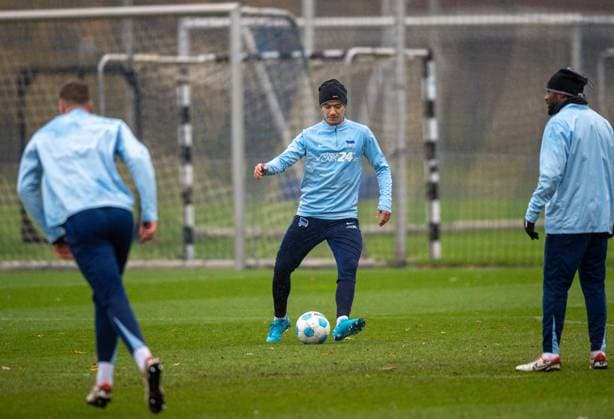 Fussball, Herren, Saison 2024 25, 2. Bundesliga, Hertha BSC, Training, v.l. Peter Matiebel (Hertha BSC), Ibrahim Maza (Hertha BSC), Deyovaisio Zeefuik (Hertha BSC), 19.11. 2024,