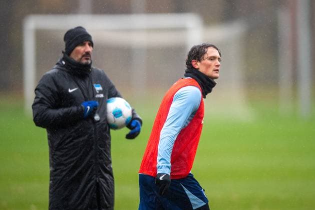Fussball, Herren, Saison 2024 25, 2. Bundesliga, Hertha BSC, Training, v.l. Trainer Cristian Fiel (Hertha BSC), Fabian Reese (Hertha BSC), 19.11. 2024,