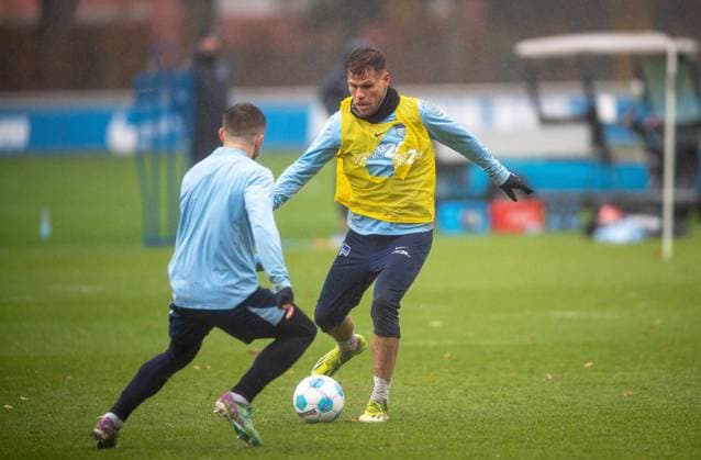 Fussball, Herren, Saison 2024 25, 2. Bundesliga, Hertha BSC, Training, v.l. Jonjoe Kenny (Hertha BSC), Florian Niederlechner (Hertha BSC), 19.11. 2024,