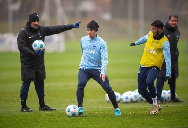 Fussball, Herren, Saison 2024 25, 2. Bundesliga, Hertha BSC, Training, v.l. Trainer Cristian Fiel (Hertha BSC), Ibrahim Maza (Hertha BSC), Kevin Sessa (Hertha BSC), 19.11. 2024,