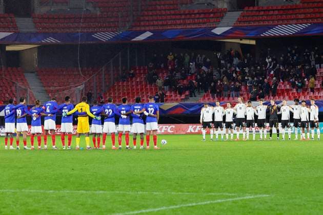 France, Valenciennes, 19.11.2024, Stade du Hainaut, France U21, U 21 v Germany U21 - International Friendly, Länderspiel, Nationalmannschaft The players from France and Germany stand next to each other during a minute s silence Valenciennes Stade du Hainaut France