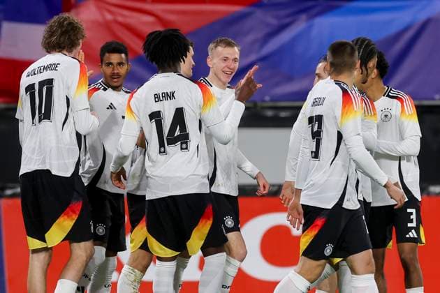 Sport Bilder des Tages France, Valenciennes, 19.11.2024, Stade du Hainaut, France U21, U 21 v Germany U21 - International Friendly, Länderspiel, Nationalmannschaft Maximilian Beier (Germany) celebrates his goal with teammates Valenciennes Stade du Hainaut France