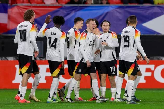 France, Valenciennes, 19.11.2024, Stade du Hainaut, France U21, U 21 v Germany U21 - International Friendly, Länderspiel, Nationalmannschaft Maximilian Beier (Germany) celebrates his goal with teammates Valenciennes Stade du Hainaut France