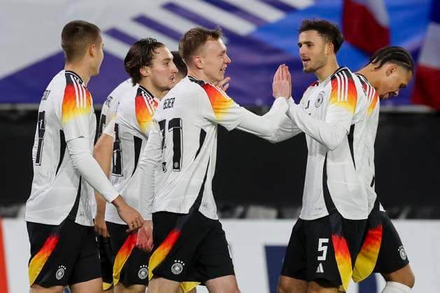 France, Valenciennes, 19.11.2024, Stade du Hainaut, France U21, U 21 v Germany U21 - International Friendly, Länderspiel, Nationalmannschaft Maximilian Beier (Germany) celebrates his goal with teammates Valenciennes Stade du Hainaut France