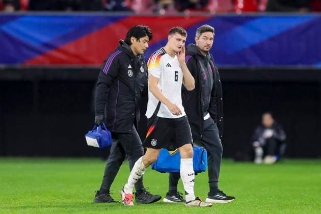 France, Valenciennes, 19.11.2024, Stade du Hainaut, France U21, U 21 v Germany U21 - International Friendly, Länderspiel, Nationalmannschaft Eric Martel (Germany) leaves the pitch injured Valenciennes Stade du Hainaut France