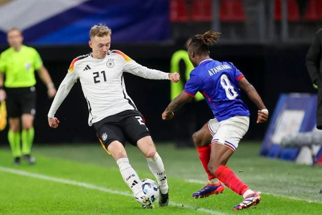 France, Valenciennes, 19.11.2024, Stade du Hainaut, France U21, U 21 v Germany U21 - International Friendly, Länderspiel, Nationalmannschaft Maximilian Beier (Germany) und Valentin Atangana (France) battle for the ball Valenciennes Stade du Hainaut France