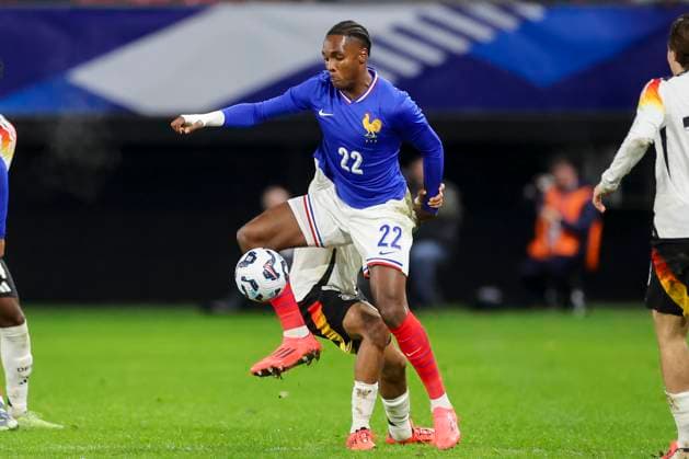 France, Valenciennes, 19.11.2024, Stade du Hainaut, France U21, U 21 v Germany U21 - International Friendly, Länderspiel, Nationalmannschaft Mathys Tel (France) und Nathaniel Brown (Germany) battle for the ball Valenciennes Stade du Hainaut France