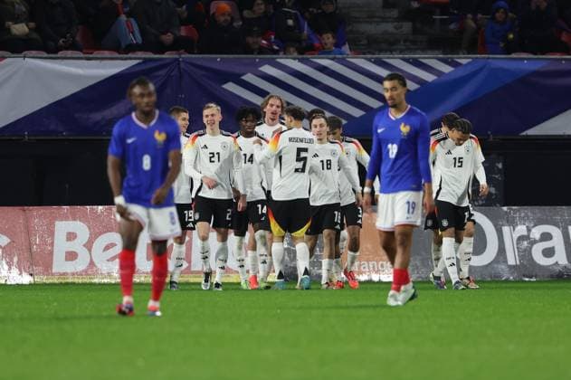 France allemagne PHOTOPQR VOIX DU NORD SAMI BELLOUMI ; 19 11 2024 ; Valenciennes le 19 novembre 2024: match de football de l equipe de France espoirs contre l Allemagne. Nov 19th 2024 Soccer. France hopes against Germany NORD France  Copyright: xPHOTOPQR VOIXxDUxNORD MAXPPPxSAMIxBELLOUMIx 20241119VDN8562 20241119VDN8565