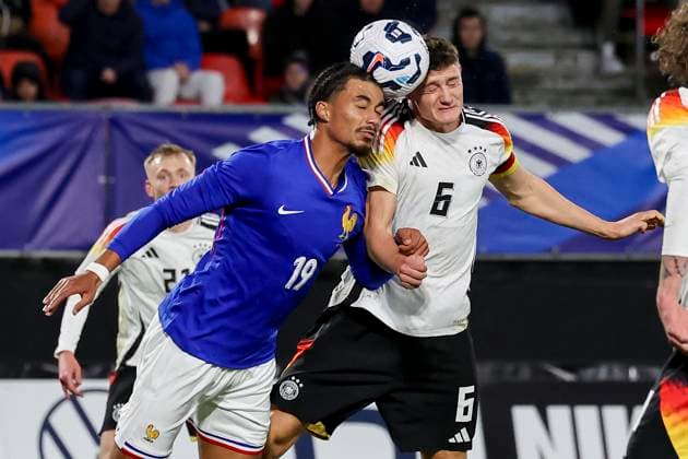 France, Valenciennes, 19.11.2024, Stade du Hainaut, France U21, U 21 v Germany U21 - International Friendly, Länderspiel, Nationalmannschaft Nathan Zeze (France) und Eric Martel (Germany) battle for the ball Valenciennes Stade du Hainaut France