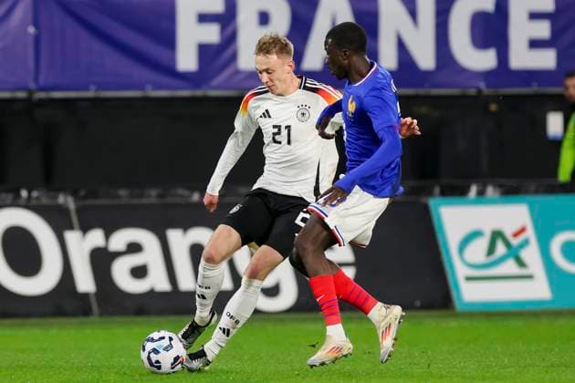 France, Valenciennes, 19.11.2024, Stade du Hainaut, France U21, U 21 v Germany U21 - International Friendly, Länderspiel, Nationalmannschaft Maximilian Beier (Germany) und Kassoum Ouattara (France) battle for the ball Valenciennes Stade du Hainaut France