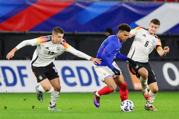 France, Valenciennes, 19.11.2024, Stade du Hainaut, France U21, U 21 v Germany U21 - International Friendly, Länderspiel, Nationalmannschaft Nicolo Tresoldi (Germany), Desire Doue (France) und Eric Martel (Germany) battle for the ball Valenciennes Stade du Hainaut France