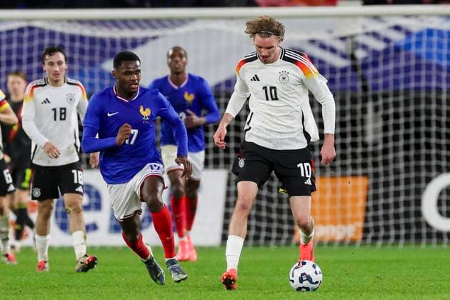 France, Valenciennes, 19.11.2024, Stade du Hainaut, France U21, U 21 v Germany U21 - International Friendly, Länderspiel, Nationalmannschaft Ange-Yoan Bonny (France) und Nick Woltemade (Germany) battle for the ball Valenciennes Stade du Hainaut France