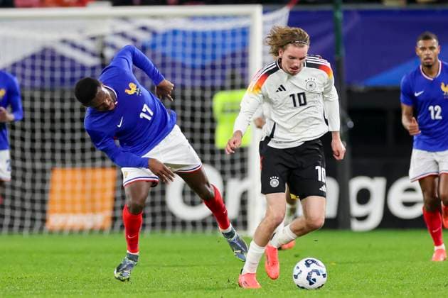 France, Valenciennes, 19.11.2024, Stade du Hainaut, France U21, U 21 v Germany U21 - International Friendly, Länderspiel, Nationalmannschaft Ange-Yoan Bonny (France) und Nick Woltemade (Germany) battle for the ball Valenciennes Stade du Hainaut France