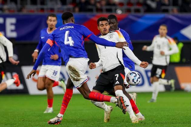 France, Valenciennes, 19.11.2024, Stade du Hainaut, France U21, U 21 v Germany U21 - International Friendly, Länderspiel, Nationalmannschaft Chrislain Matsima (France), Ansgar Knauff (Germany) und Kassoum Ouattara (France) battle for the ball Valenciennes Stade du Hainaut France