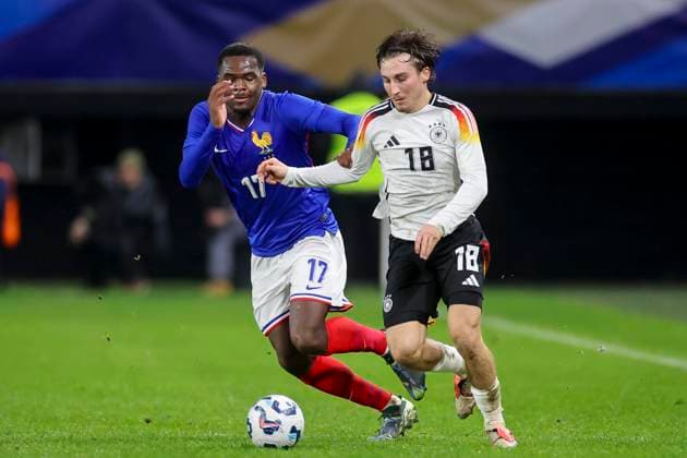 France, Valenciennes, 19.11.2024, Stade du Hainaut, France U21, U 21 v Germany U21 - International Friendly, Länderspiel, Nationalmannschaft Ange-Yoan Bonny (France) und Rocco Reitz (Germany) battle for the ball Valenciennes Stade du Hainaut France