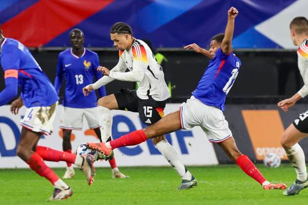 France, Valenciennes, 19.11.2024, Stade du Hainaut, France U21, U 21 v Germany U21 - International Friendly, Länderspiel, Nationalmannschaft Pharrel Nnamdi Collins (Germany) und Desire Doue (France) battle for the ball Valenciennes Stade du Hainaut France