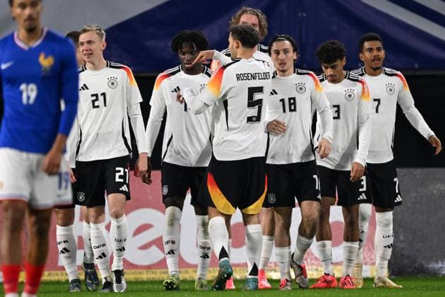 VALENCIENNE - Germany U21, U 21 celebrates Maximilian Beier of Germany U21 (l) s goal during the friendly Interland match between France U21 and Germany U21 at Stade du Hainaut on Nov. 19, 2024 in Valencienne, France. ANP Hollandse Hoogte International Friendly, Länderspiel, Nationalmannschaft 2024 25 xVIxANPxSportx xGerritxvanxKeulenxIVx 513832679 originalFilename: 513832679.jpg