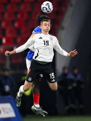 VALENCIENNE - (l-r) Ismael Doukoure of France U21, U 21 Nicolo Tresoldi of Germany U21 during the friendly Interland match between France U21 and Germany U21 at Stade du Hainaut on Nov. 19, 2024 in Valencienne, France. ANP Hollandse Hoogte International Friendly, Länderspiel, Nationalmannschaft 2024 25 xVIxANPxSportx xGerritxvanxKeulenxIVx 513832693 originalFilename: 513832693.jpg