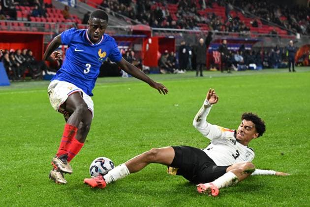 VALENCIENNE - (l-r) Sael Kumbedi Nseke of France U21, U 21 Nathaniel Brown of Germany U21 during the friendly Interland match between France U21 and Germany U21 at Stade du Hainaut on Nov. 19, 2024 in Valencienne, France. ANP Hollandse Hoogte International Friendly, Länderspiel, Nationalmannschaft 2024 25 xVIxANPxSportx xGerritxvanxKeulenxIVx 513832699 originalFilename: 513832699.jpg