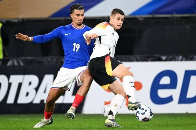 VALENCIENNE - (l-r) Nathan Zeze of France U21, U 21 Nicolo Tresoldi of Germany U21 during the friendly Interland match between France U21 and Germany U21 at Stade du Hainaut on Nov. 19, 2024 in Valencienne, France. ANP Hollandse Hoogte International Friendly, Länderspiel, Nationalmannschaft 2024 25 xVIxANPxSportx xGerritxvanxKeulenxIVx 513832744 originalFilename: 513832744.jpg