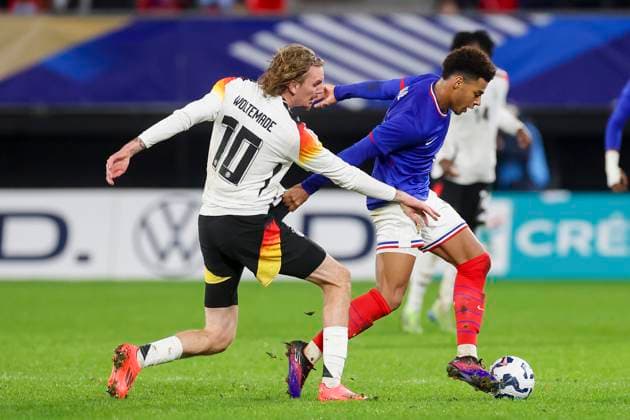 Nick Woltemade (Germany) und Desire Doue (France) battle for the ball during the International Friendly, Länderspiel, Nationalmannschaft match between France U21, U 21 and Germany U21 at Stade du Hainaut on November 19, 2024 in Valenciennes, France. (Photo by Marco Steinbrenner DeFodi Images) not used in POL SRB CRO FRA GBR NED ITA USA Defodi-700_fra_ger_20241119_041