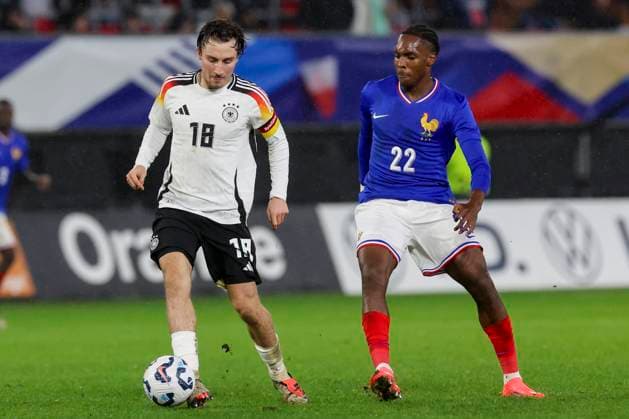 France, Valenciennes, 19.11.2024, Stade du Hainaut, France U21, U 21 v Germany U21 - International Friendly, Länderspiel, Nationalmannschaft Rocco Reitz (Germany) und Mathys Tel (France) battle for the ball Valenciennes Stade du Hainaut France
