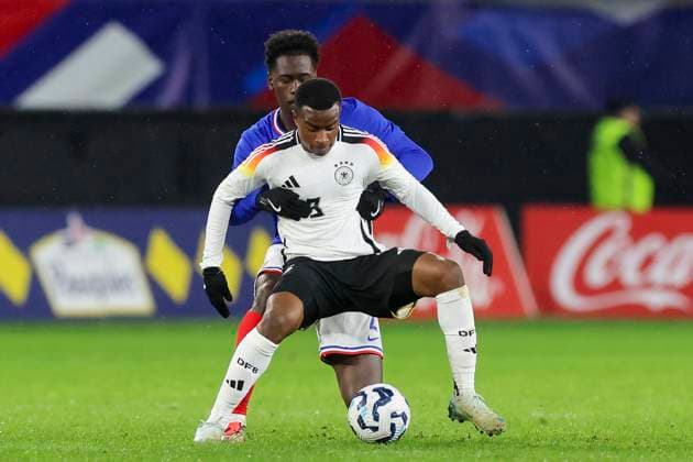 France, Valenciennes, 19.11.2024, Stade du Hainaut, France U21, U 21 v Germany U21 - International Friendly, Länderspiel, Nationalmannschaft Youssoufa Moukoko (Germany) und Soungoutou Magassa (France) battle for the ball Valenciennes Stade du Hainaut France