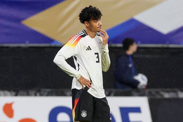 France, Valenciennes, 19.11.2024, Stade du Hainaut, France U21, U 21 v Germany U21 - International Friendly, Länderspiel, Nationalmannschaft Nathaniel Brown (Germany) looks dejected Valenciennes Stade du Hainaut France
