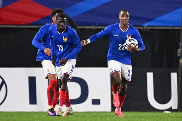 VALENCIENNE - Mathys Tel of France U21, U 21 (r) celebrates the 1-2 during the friendly Interland match between France U21 and Germany U21 at Stade du Hainaut on Nov. 19, 2024 in Valencienne, France. ANP Hollandse Hoogte International Friendly, Länderspiel, Nationalmannschaft 2024 25 xVIxANPxSportx xGerritxvanxKeulenxIVx 513835805 originalFilename: 513835805.jpg