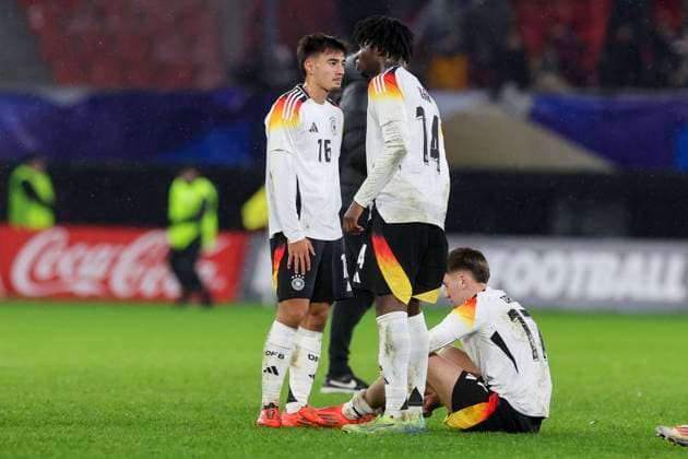 France, Valenciennes, 19.11.2024, Stade du Hainaut, France U21, U 21 v Germany U21 - International Friendly, Länderspiel, Nationalmannschaft Jens Castrop (Germany), Hendry Blank (Germany) und Brajan Gruda (Germany) look dejected Valenciennes Stade du Hainaut France