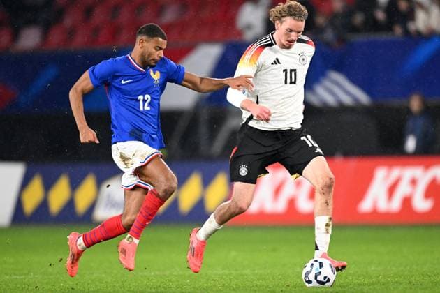VALENCIENNE - (l-r) Andy Diouf of France U21, U 21 Nick Woltermade of Germany U21 during the friendly Interland match between France U21 and Germany U21 at Stade du Hainaut on Nov. 19, 2024 in Valencienne, France. ANP Hollandse Hoogte International Friendly, Länderspiel, Nationalmannschaft 2024 25 xVIxANPxSportx xGerritxvanxKeulenxIVx 513835969 originalFilename: 513835969.jpg