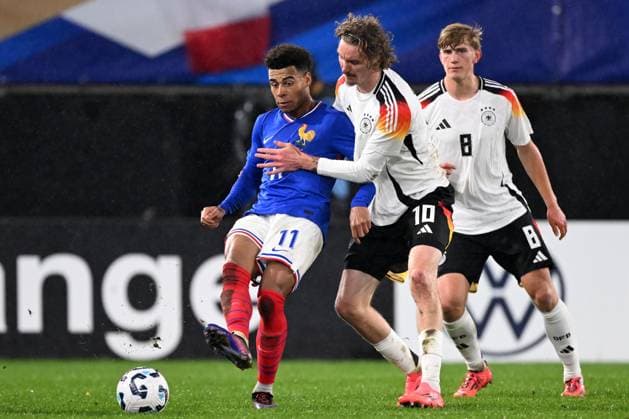 VALENCIENNE - (l-r) Desire Doue of France U21, U 21 Nick Woltermade of Germany U21, Aljoscha Kemlein of Germany U21 during the friendly Interland match between France U21 and Germany U21 at Stade du Hainaut on Nov. 19, 2024 in Valencienne, France. ANP Hollandse Hoogte International Friendly, Länderspiel, Nationalmannschaft 2024 25 xVIxANPxSportx xGerritxvanxKeulenxIVx 513836062 originalFilename: 513836062.jpg