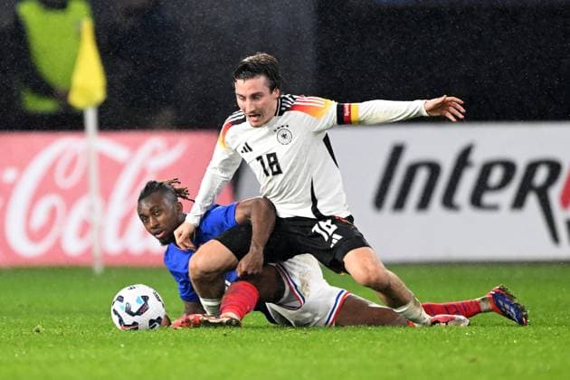 VALENCIENNE - (l-r) Valentin Atangana Edoa of France U21, U 21 Rocco Reitz of Germany U21 during the friendly Interland match between France U21 and Germany U21 at Stade du Hainaut on Nov. 19, 2024 in Valencienne, France. ANP Hollandse Hoogte International Friendly, Länderspiel, Nationalmannschaft 2024 25 xVIxANPxSportx xGerritxvanxKeulenxIVx 513836241 originalFilename: 513836241.jpg