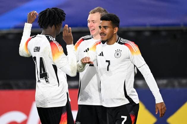 VALENCIENNE - (l-r) Hendry Blank of Germany U21, U 21 Maximilian Beier of Germany U21, Ansgar Knauff of Germany U21 celebrate Maximilian Beier of Germany U21 s 1-2 during the friendly Interland match between France U21 and Germany U21 at Stade du Hainaut on Nov. 19, 2024 in Valencienne, France. ANP Hollandse Hoogte International Friendly, Länderspiel, Nationalmannschaft 2024 25 xVIxANPxSportx xGerritxvanxKeulenxIVx 513836653 originalFilename: 513836653.jpg