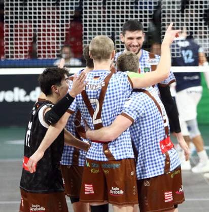 Herrschinger Freude ueber Punktgewinn, He-Volleyballl, CEV Challenge Cup, 2024 25, WWK Volleys Herrsching vs Cisnere Alter Tenerife, 19.11.24, BMW Park. Muenchen, Copyright: WolfgangxFehrmann