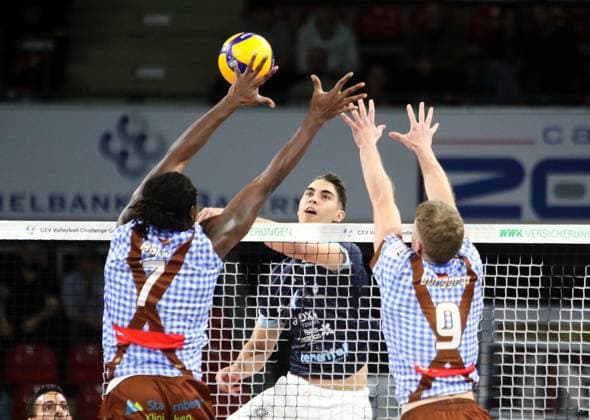 in der Mitte Carlos NIEVES SUAREZ (Teneriffa), He-Volleyballl, CEV Challenge Cup, 2024 25, WWK Volleys Herrsching vs Cisnere Alter Tenerife, 19.11.24, BMW Park. Muenchen, Copyright: WolfgangxFehrmann