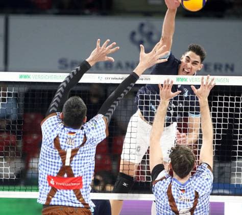 von links Ilic DORDE (Herrsching SRB), Carlos NIEVES SUAREZ (Teneriffa), Filip JOHN (Herrsching), He-Volleyballl, CEV Challenge Cup, 2024 25, WWK Volleys Herrsching vs Cisnere Alter Tenerife, 19.11.24, BMW Park. Muenchen, Copyright: WolfgangxFehrmann