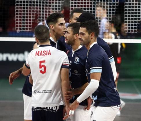 Teneriffa Spieler nach einem Punktverlust He-Volleyballl, CEV Challenge Cup, 2024 25, WWK Volleys Herrsching vs Cisnere Alter Tenerife, 19.11.24, BMW Park. Muenchen, Copyright: WolfgangxFehrmann