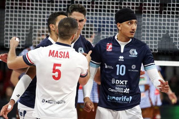 Spieler aus Teneriffa mit Freude nach Punktgewinn, rechts Navret SUHAN (Teneriffa), He-Volleyballl, CEV Challenge Cup, 2024 25, WWK Volleys Herrsching vs Cisnere Alter Tenerife, 19.11.24, BMW Park. Muenchen, Copyright: WolfgangxFehrmann