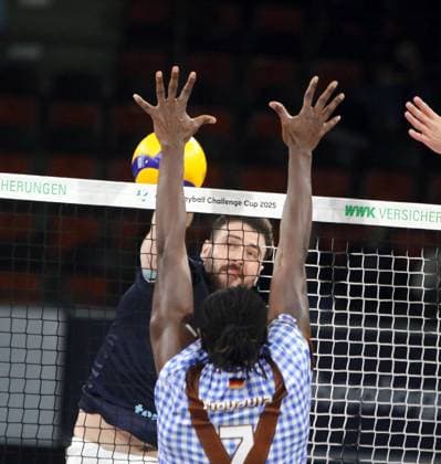 hinten Gaston FERNANDEZ (Teneriffa), He-Volleyballl, CEV Challenge Cup, 2024 25, WWK Volleys Herrsching vs Cisnere Alter Tenerife, 19.11.24, BMW Park. Muenchen, Copyright: WolfgangxFehrmann