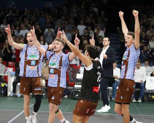Herrschinger Freude nach Punktgewinn, He-Volleyballl, CEV Challenge Cup, 2024 25, WWK Volleys Herrsching vs Cisnere Alter Tenerife, 19.11.24, BMW Park. Muenchen, Copyright: WolfgangxFehrmann