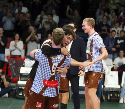 Herrschinger Freude nach dem Sieg, vorn Eric BURGGRAEF(Herrsching),Keisuke MATSUO (Herrsching), He-Volleyballl, CEV Challenge Cup, 2024 25, WWK Volleys Herrsching vs Cisnere Alter Tenerife, 19.11.24, BMW Park. Muenchen, Copyright: WolfgangxFehrmann
