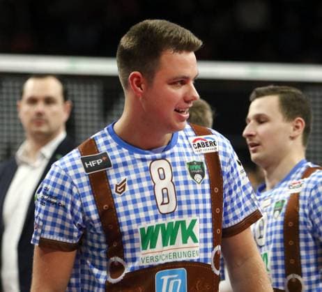 vorn Jonas KAMINSKI (Herrsching), mit Freude nach dem Sieg, He-Volleyballl, CEV Challenge Cup, 2024 25, WWK Volleys Herrsching vs Cisnere Alter Tenerife, 19.11.24, BMW Park. Muenchen, Copyright: WolfgangxFehrmann