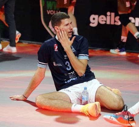 Adrian OLIVA ALONSO (Teneriffa), nach der Niederlage, He-Volleyballl, CEV Challenge Cup, 2024 25, WWK Volleys Herrsching vs Cisnere Alter Tenerife, 19.11.24, BMW Park. Muenchen, Copyright: WolfgangxFehrmann