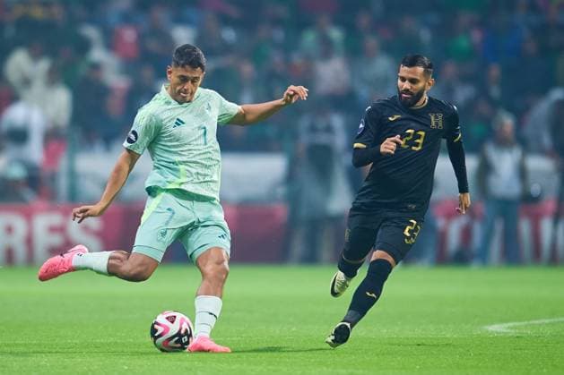 RECORD DATE NOT STATED IV CONCACAF NATIONS LEAGUE 2024-2025 Mexico 4-0 Honduras Luis Romo (L) of Mexico fights fo rthe ball with Jorge Alvarez (R) of Honduras during the Quarterfinals second leg match between Mexican national team, Nationalteam (Mexico) and Honduras as part of the Concacaf Nations League 2024-2025 at Nemesio Diez Stadium on November 19, 2024 in Toluca, Estado de Mexico, Mexico. TOLUCA ESTADO DE MEXICO MEICO  Copyright: xJosexLuisxMelgarejox 20241119203934_CNL_CFV_MEX_HON_ROMO72