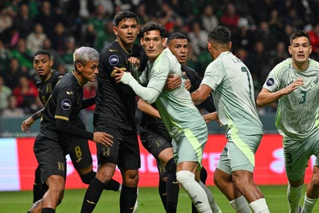 RECORD DATE NOT STATED IV CONCACAF NATIONS LEAGUE 2024-2025 Mexico vs Honduras Luis Vega of Honduras ad Jesus orozco of Mexico during the Quarterfinals second leg match between Mexican national team, Nationalteam (Mexico) and Honduras as part of the Concacaf Nations League 2024-2025 at Nemesio Diez Stadium on November 19, 2024 in Toluca, Estado de Mexico, Mexico. TOLUCA ESTADO DE MEXICO MEICO  Copyright: xDavidxLeahx 20241119205209_CNL_CFV_MEX_HON_OROZCO99